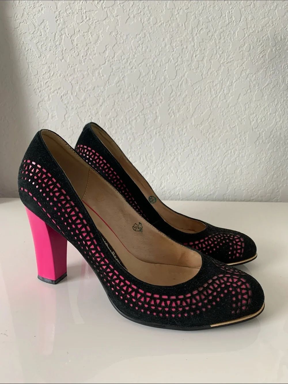 Bravo Black and Hot Pink Cutout Block Heel Pumps Shoes Size EU41